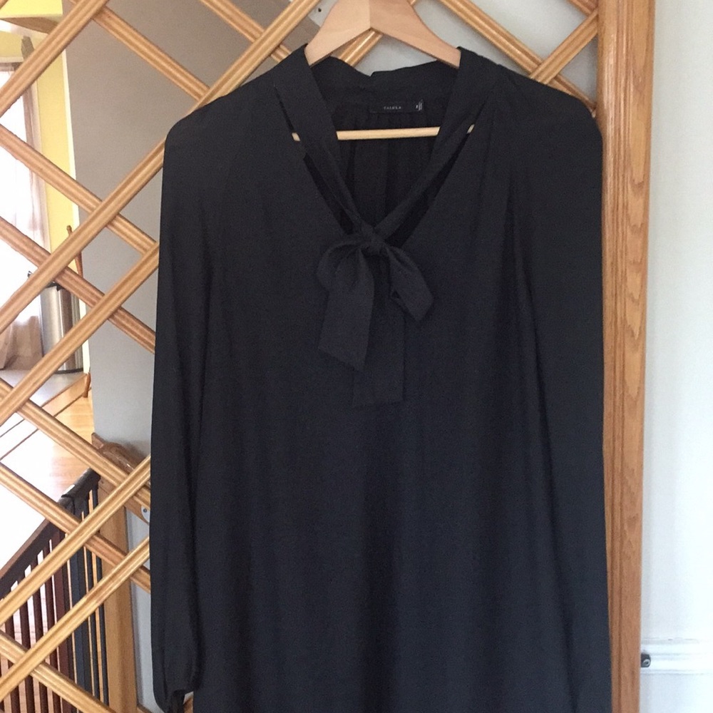 Aritzia black long sleeve blouse